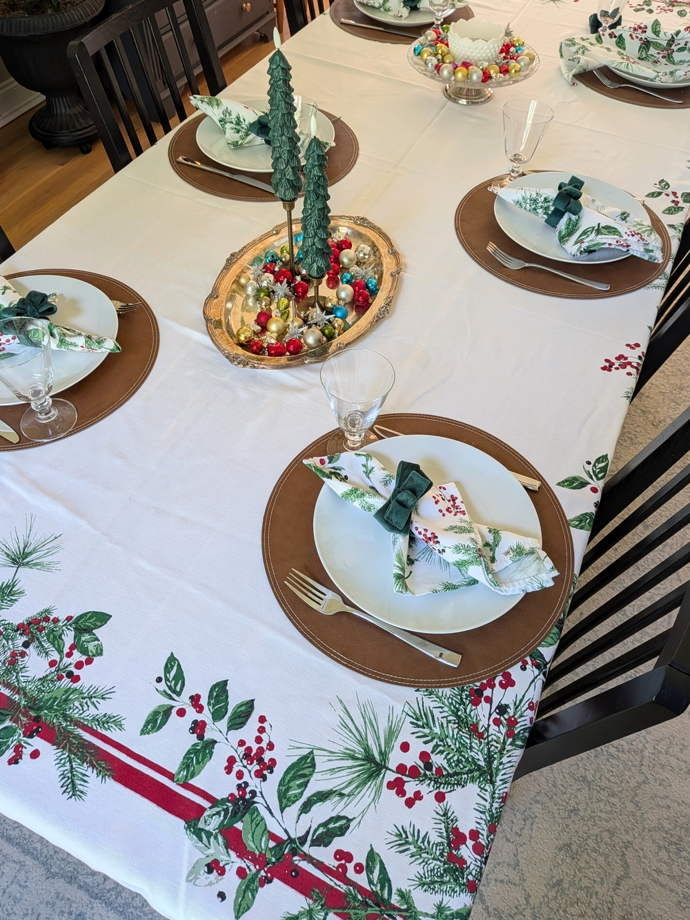 Holiday Pine & Berry Tablecloth AND Six Matching Napkins Hostess Set!